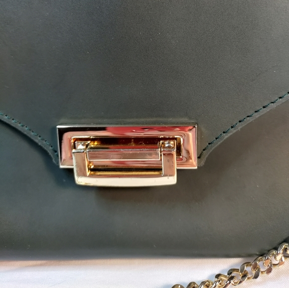 Forest green handbag with gold chain strap - Picture 5 of 7